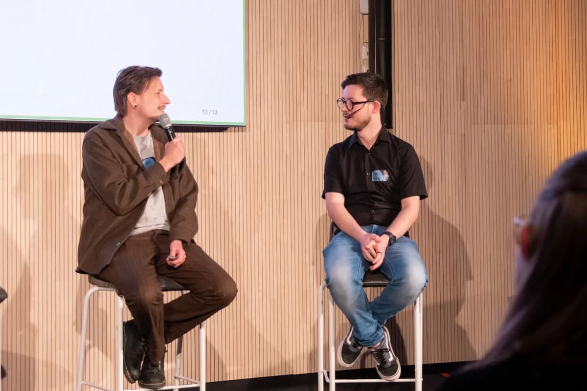 Christopher Böbel im Gespräch auf einer Bühne mit Mikrofon