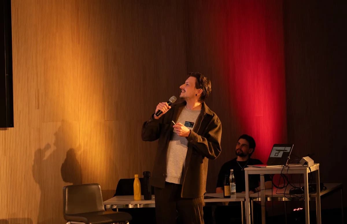 Christopher Böbel hält einen Vortrag auf der Bühne