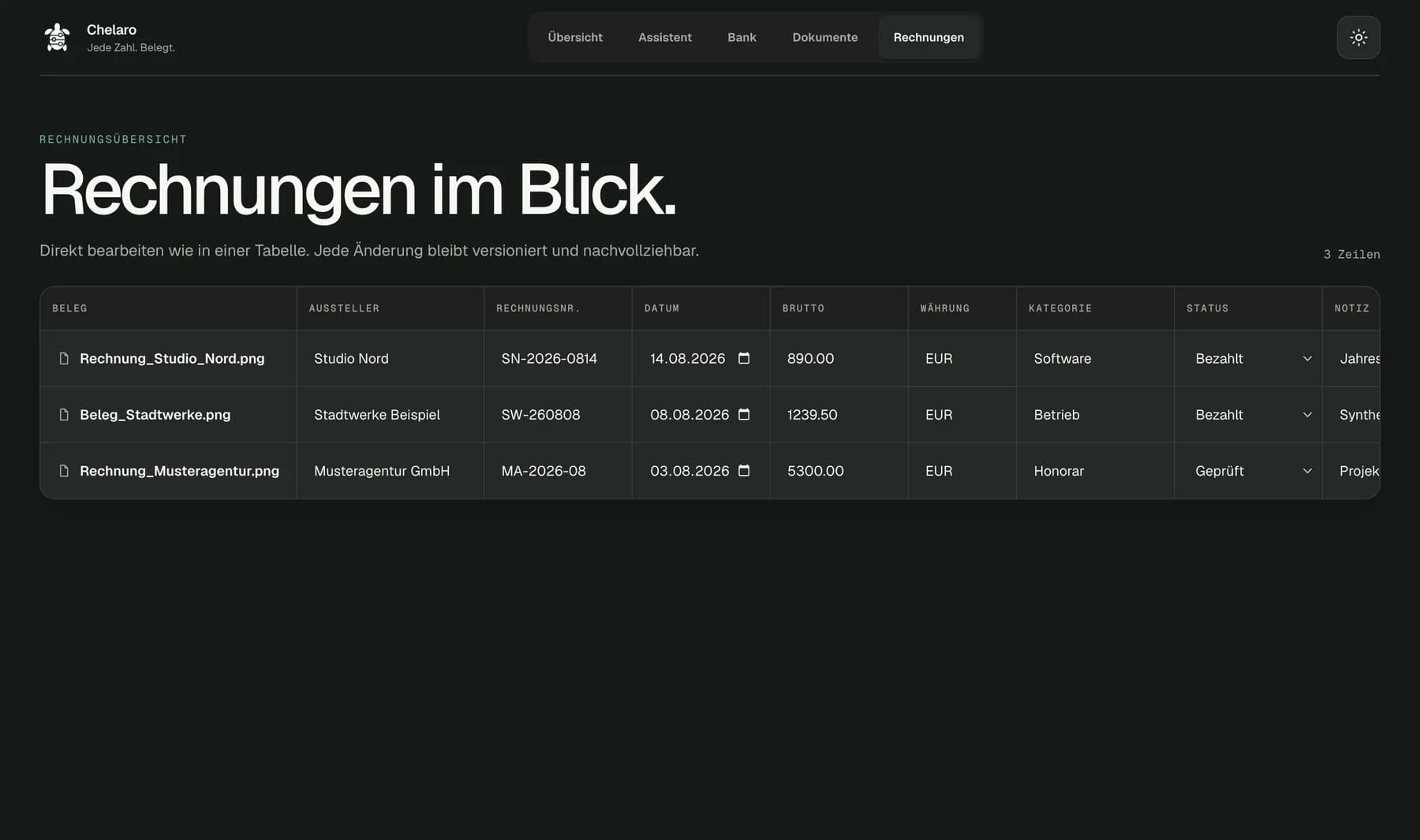 Rechnungs-Workbook von Chelaro mit synthetischen Daten, tabellarischen Beträgen und sichtbarer Änderungshistorie