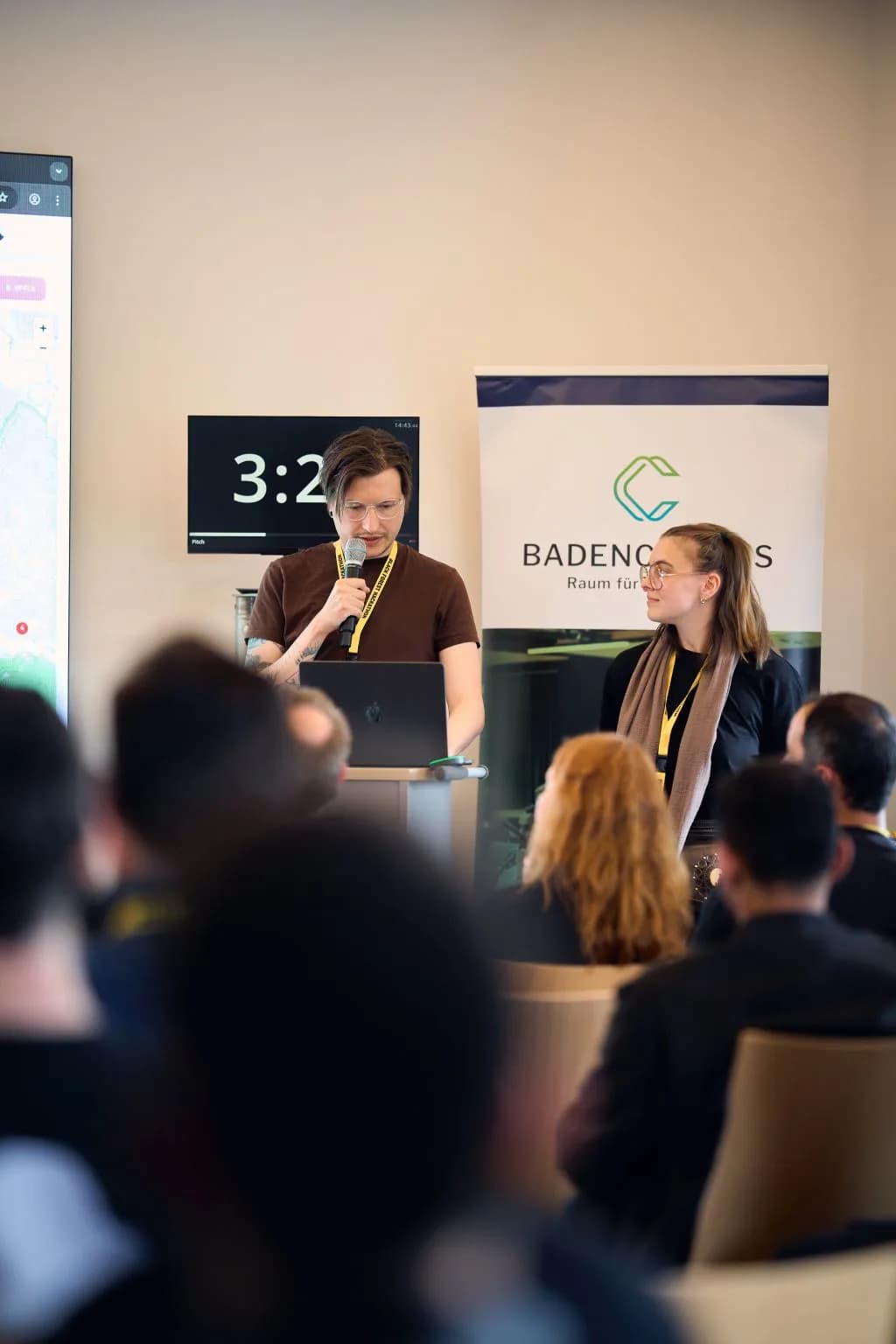 Christopher Böbel beim Pitch von SewerScan auf dem Badenova-Hackathon